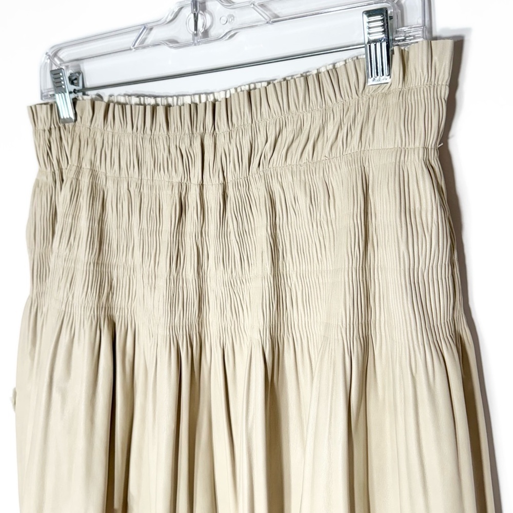 7 For All Mankind Beige Faux Leather Floral Appliqué Smocked Mini Skater Skirt M - Picture 2 of 9